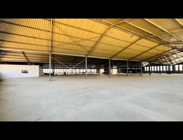 3,740M² WAREHOUSE TO LET IN CHAMDOR